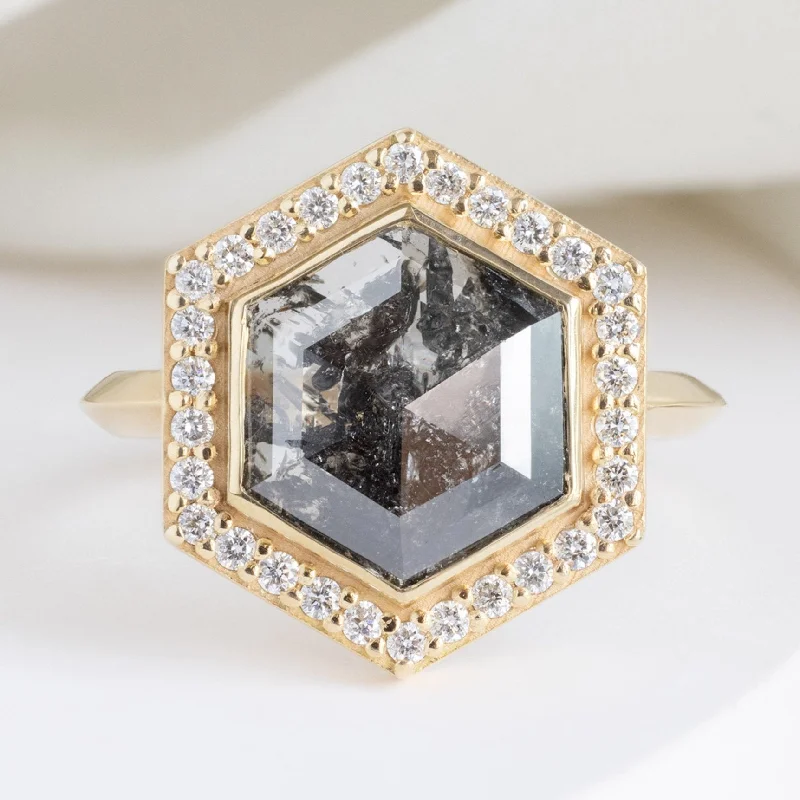 The Dahlia Luxe | 2.68ct Salt and Pepper Hexagon Diamond in 18K Yellow Gold